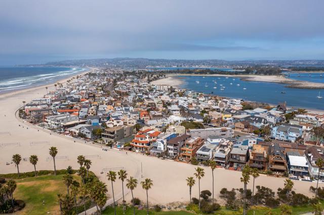2617 Ocean Front Walk, San Diego CA: https://media.crmls.org/mediaz/c38ff1b4-4cdc-4f06-aac9-ac7aa9fe0077.jpg