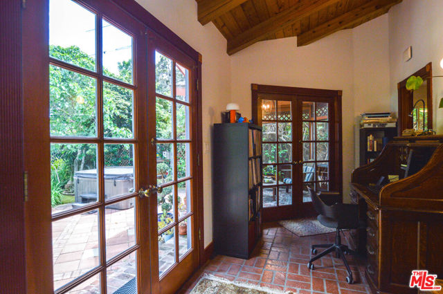 11136 Lucerne Avenue, Culver City CA: https://media.crmls.org/mediaz/c390220c-b5a4-4399-a14e-71bcf700d993.jpg