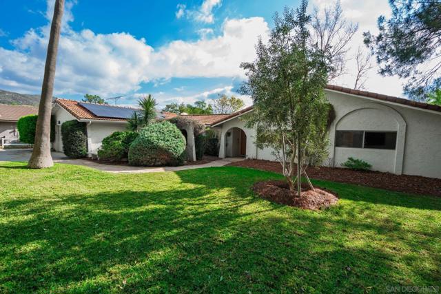 14105 Durhullen Dr, Poway CA: https://media.crmls.org/mediaz/c3916710-031e-4a18-88eb-21131fa612a8.jpg