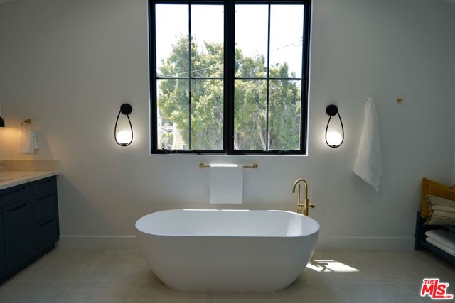 1441 S Oakhurst Drive, Los Angeles CA: https://media.crmls.org/mediaz/c39190b9-1d28-4c57-89b3-2ff6464b90db.jpg