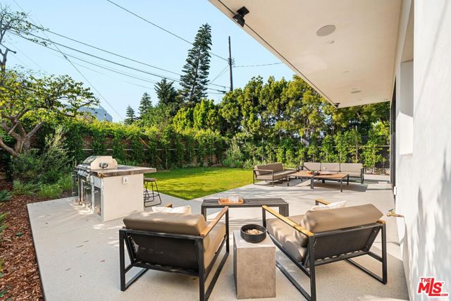 1213 Pine Street, Santa Monica CA: https://media.crmls.org/mediaz/c391dd4e-390e-484b-9f2d-727fff1586c7.jpg