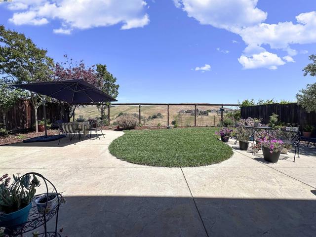 9779 Reimers Way, Dublin CA: https://media.crmls.org/mediaz/c392870f-dea3-434b-a426-3c7aad62b2c4.jpg