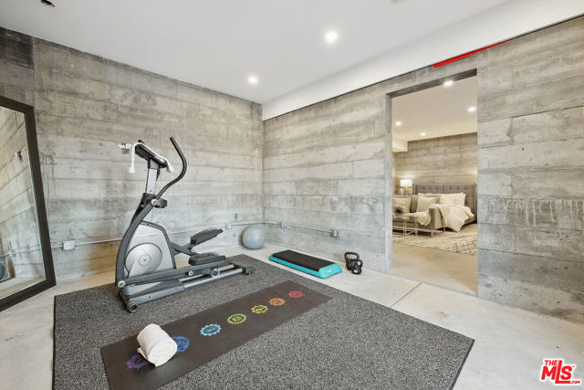 5221 Campo Road, Woodland Hills CA: https://media.crmls.org/mediaz/c39319ac-5b46-44c8-bc14-79baf856d3dd.jpg