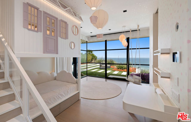 5012 Carbon Beach Terrace, Malibu CA: https://media.crmls.org/mediaz/c393926d-cc27-4647-84a9-fa5a5041a55a.jpg