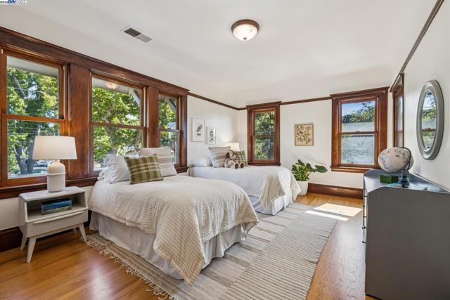1335 Grove St, Alameda CA: https://media.crmls.org/mediaz/c39560b8-7a71-4086-ae0e-8c691b8156dd.jpg