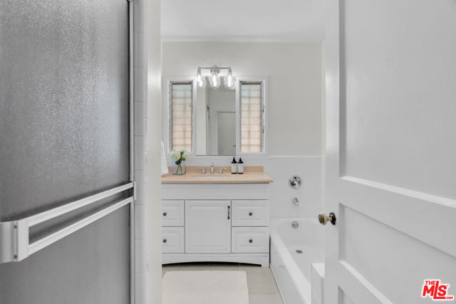 5248 Parkglen Avenue, Los Angeles CA: https://media.crmls.org/mediaz/c3968453-a2fd-472d-8454-977630897751.jpg