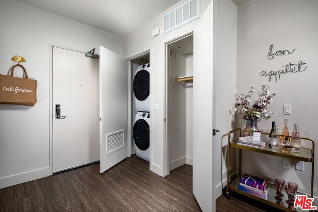 1101 N Main Street, Los Angeles CA: https://media.crmls.org/mediaz/c39695e3-37e5-4b20-92e6-a0026f58ac11.jpg