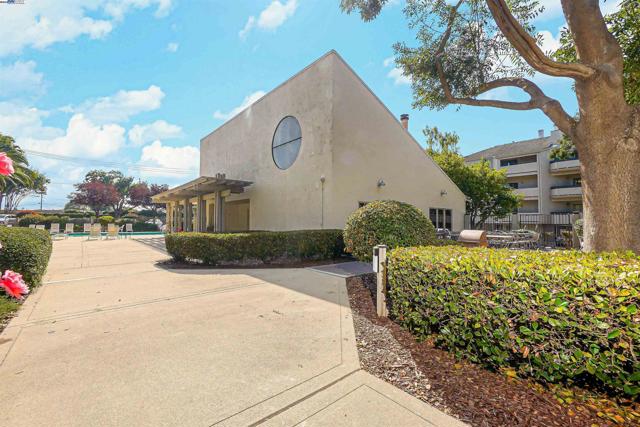 1280 Stanhope Ln, Hayward CA: https://media.crmls.org/mediaz/c39719ed-1c9e-43e8-ba2d-6b28a1567e7b.jpg