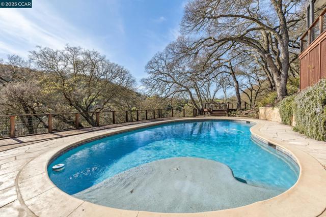 2160 Ridgewood Rd, Alamo CA: https://media.crmls.org/mediaz/c398df40-4402-4e7f-982c-26a20a746468.jpg