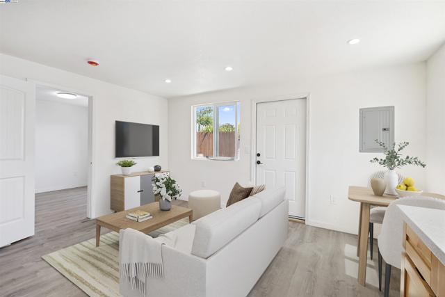 5542 Harvey Ave, Oakland CA: https://media.crmls.org/mediaz/c399789f-15bb-44e2-a921-10df07368099.jpg