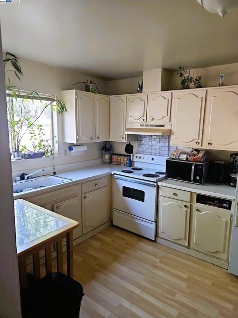 1035 76Th Ave, Oakland CA: https://media.crmls.org/mediaz/c39a226b-ebb2-483d-843b-239eeeeff550.jpg