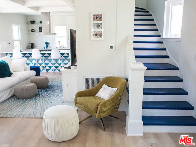 58 Paloma Avenue, Venice CA: https://media.crmls.org/mediaz/c39b2096-b544-419d-888e-9ee7fdd70d07.jpg