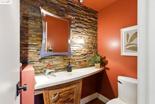 25 Holyrood Manor, Oakland CA: https://media.crmls.org/mediaz/c39bf096-dea9-4056-b5ee-68dfaba02530.jpg