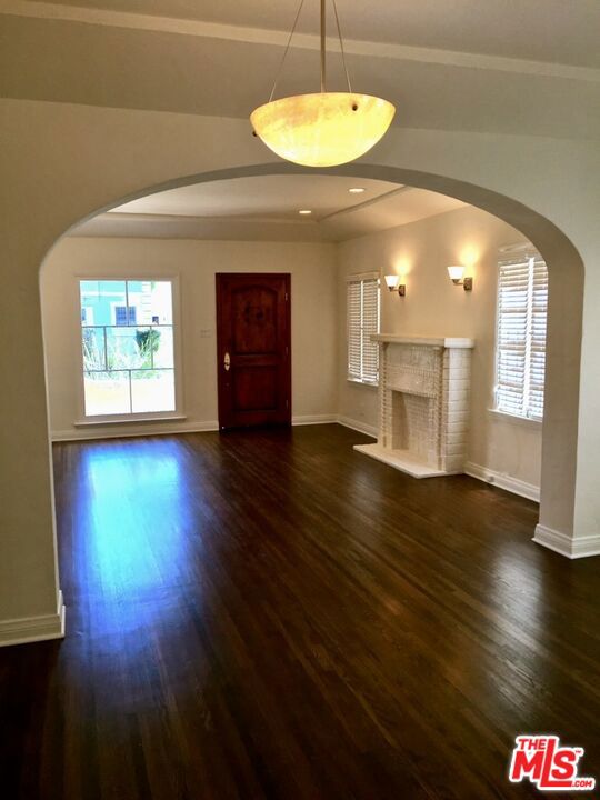347 N Curson Avenue, Los Angeles CA: https://media.crmls.org/mediaz/c39cd0eb-76a9-4f54-8c3b-ce1a3d2f59ed.jpg