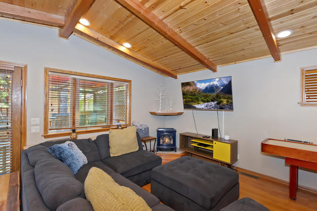 387 Wren Drive, Big Bear CA: https://media.crmls.org/mediaz/c39d3913-b554-4e6a-85a7-c13c488d8444.jpg