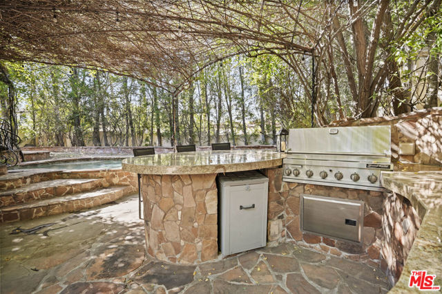 18414 Corazon Circle, Tarzana CA: https://media.crmls.org/mediaz/c39e25ce-9bf2-4581-ac1f-5bc5e59a6459.jpg
