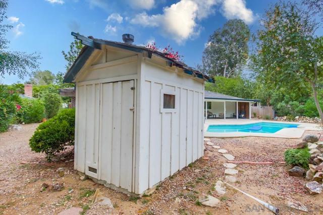 16820 Orchard Bend Rd, Poway CA: https://media.crmls.org/mediaz/c39ef439-a863-413b-8a97-23ae1a928eff.jpg