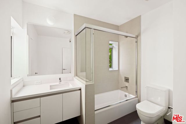 616 N Croft Avenue, West Hollywood CA: https://media.crmls.org/mediaz/c39fa851-ef1f-4d1c-a72a-2a48232c9576.jpg