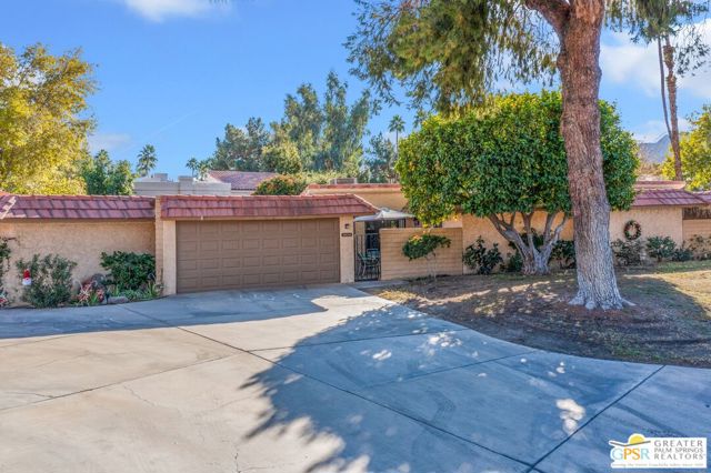 68541 Calle Alcazar, Cathedral City CA: https://media.crmls.org/mediaz/c3a0a1db-5647-4b1a-87b0-bca57dafe08a.jpg