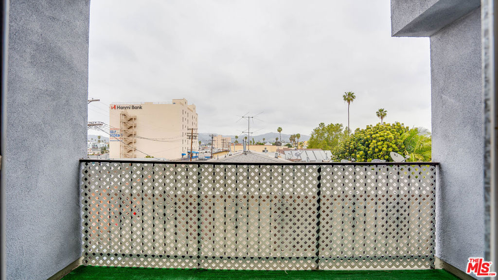 https://media.crmls.org/mediaz/c3a0b656-eb65-48f6-8900-4c424d657c35.jpg?preset=X-Large