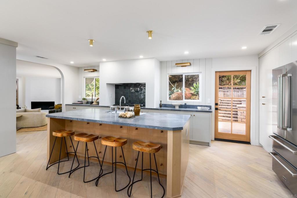 6081 Avenida Chamnez