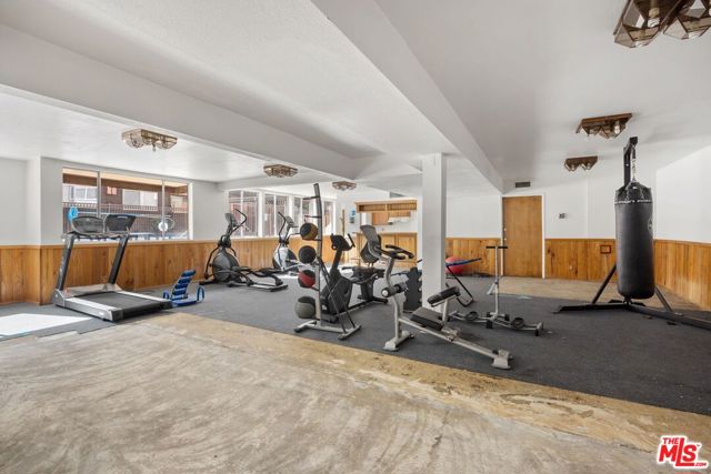 5400 Newcastle Avenue, Encino CA: https://media.crmls.org/mediaz/c3a29fc7-5ff7-43fa-921a-5292c977bfe2.jpg