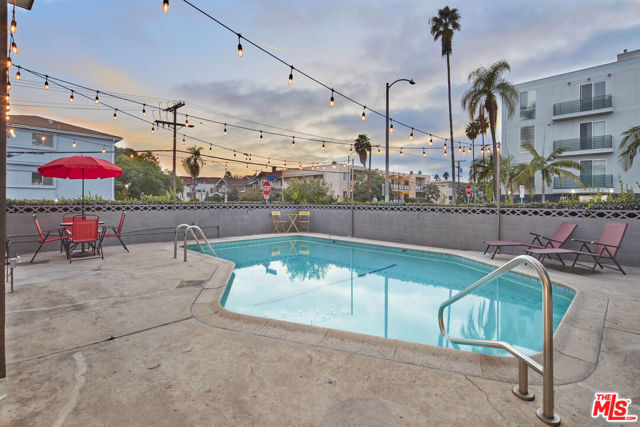 204 N Manhattan Place, Los Angeles CA: https://media.crmls.org/mediaz/c3a2c43b-d0a1-48be-8c52-cec86831f43e.jpg