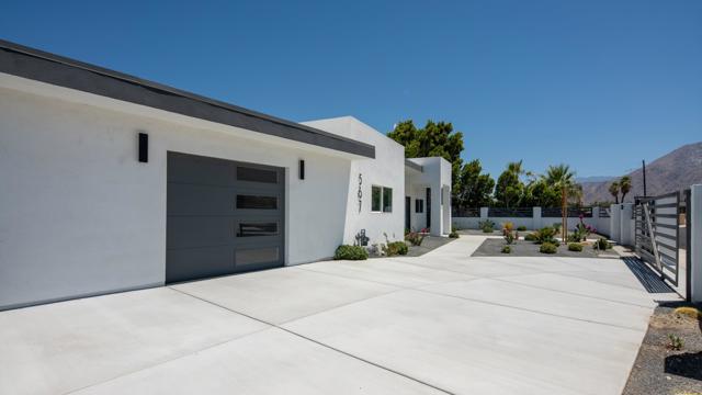 567 W Sunview Avenue, Palm Springs CA: https://media.crmls.org/mediaz/c3a4c0bc-ff78-40e1-b7fd-6b1bbbf37235.jpg