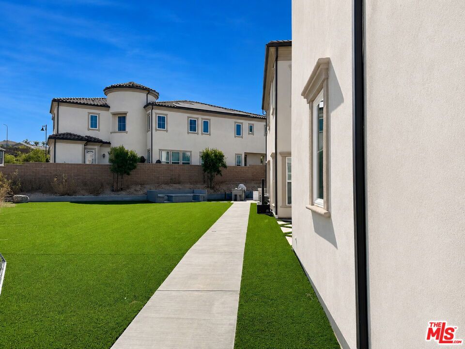 https://media.crmls.org/mediaz/c3a4fd5b-7a01-471b-92fd-a25c79195fbd.jpg?preset=X-Large