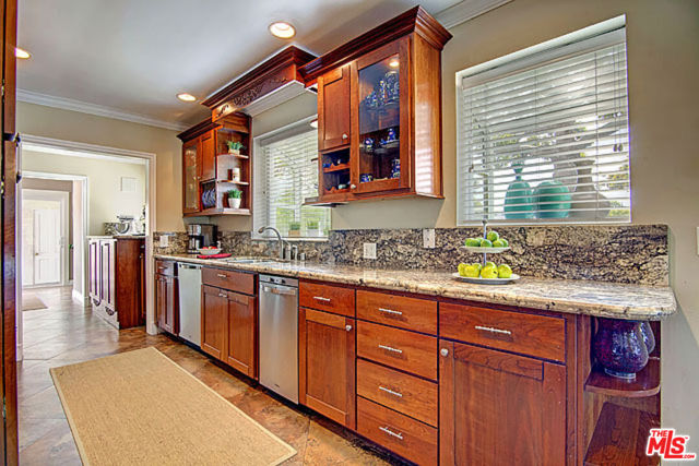 6322 W 78TH Place, Westchester CA: https://media.crmls.org/mediaz/c3a669e6-76d6-4fd9-b5e1-a5db7222afb4.jpg