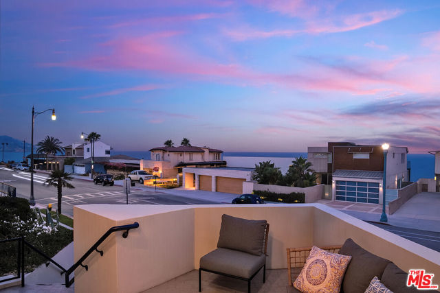 734 Esplanade, Redondo Beach, California 90277, 2 Bedrooms Bedrooms, ,2 BathroomsBathrooms,Residential,For Sale,Esplanade,25559139