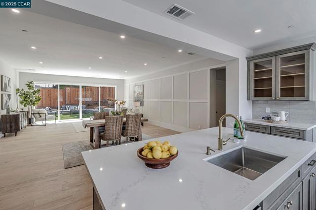 945 Yorkshire Ct, Lafayette CA: https://media.crmls.org/mediaz/c3a6e749-3bc7-412f-9200-eadc7eb07142.jpg