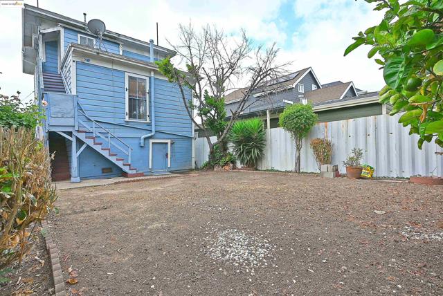 672 33Rd St, Oakland CA: https://media.crmls.org/mediaz/c3a7c250-3413-42ea-be2e-ec95bac0e86d.jpg