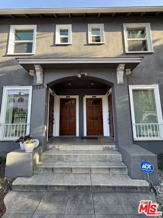 5530 Franklin, Los Angeles CA: https://media.crmls.org/mediaz/c3a7f17d-1251-4143-b7f8-5890c4334418.jpg