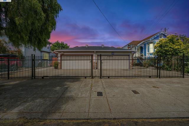 2538 E 16Th St, Oakland CA: https://media.crmls.org/mediaz/c3a7fa0a-e750-4fb5-a916-fa2a9c93464c.jpg