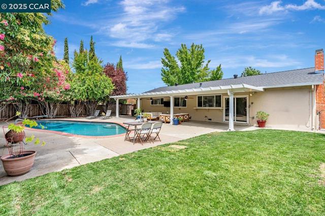3812 Fernwood Ct, Concord CA: https://media.crmls.org/mediaz/c3a89d3d-fd0c-45c3-819a-8f3eb935bb41.jpg