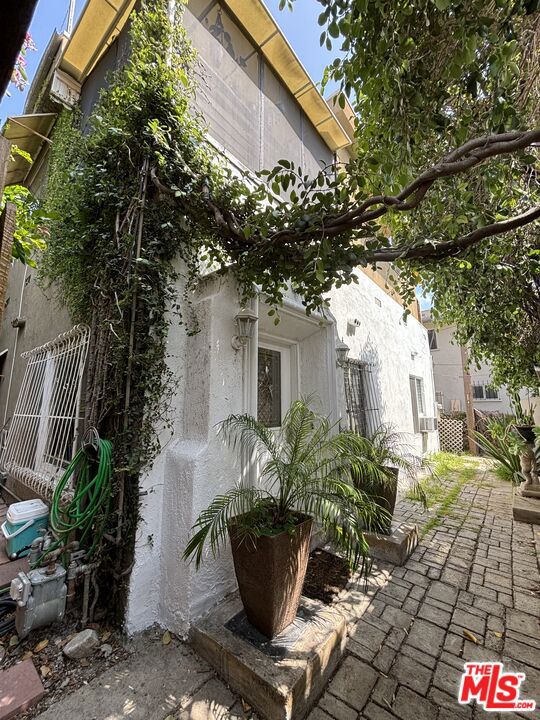 1028 N Hayworth Avenue, West Hollywood CA: https://media.crmls.org/mediaz/c3a8e469-be95-47fb-9055-5739b7347139.jpg