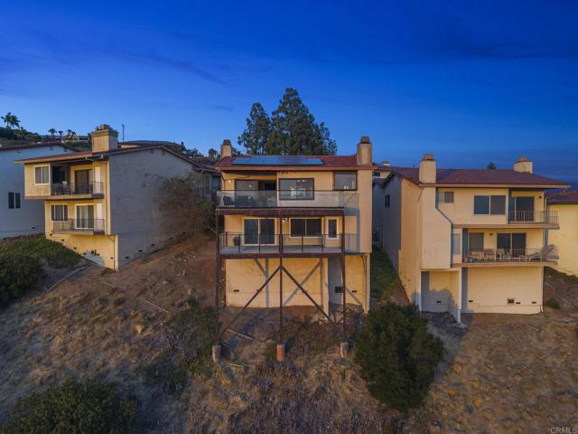 5968 Caminito De La Taza, San Diego CA: https://media.crmls.org/mediaz/c3aa9305-d613-407a-a225-cbd09c7e6e08.jpg