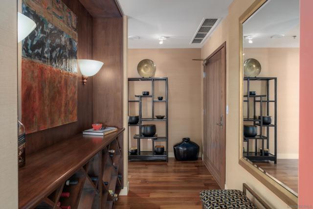 700 W Harbor Dr, San Diego CA: https://media.crmls.org/mediaz/c3aaad65-7bac-4bff-af37-761824a6b7e4.jpg