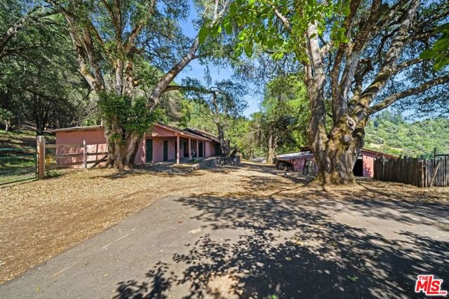 20799 Highway 128, Yorkville CA: https://media.crmls.org/mediaz/c3aad66e-bf2e-4cf6-acb3-3ad125f2a56f.jpg