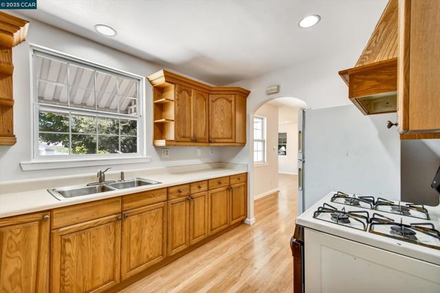 973 Paradise Blvd, Hayward CA: https://media.crmls.org/mediaz/c3aaf5ed-3ad9-4349-b73c-97a04a3cfd9b.jpg
