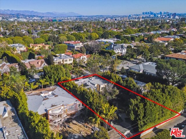 705 N Camden Drive, Beverly Hills CA: https://media.crmls.org/mediaz/c3abf966-2fce-44e3-8cfd-6f9aedeefc77.jpg