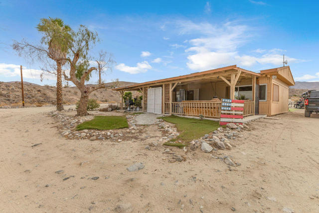 28300 Desert Charm Road, Desert Hot Springs CA: https://media.crmls.org/mediaz/c3ac9aac-4a42-4d26-91e1-0d015e880c44.jpg
