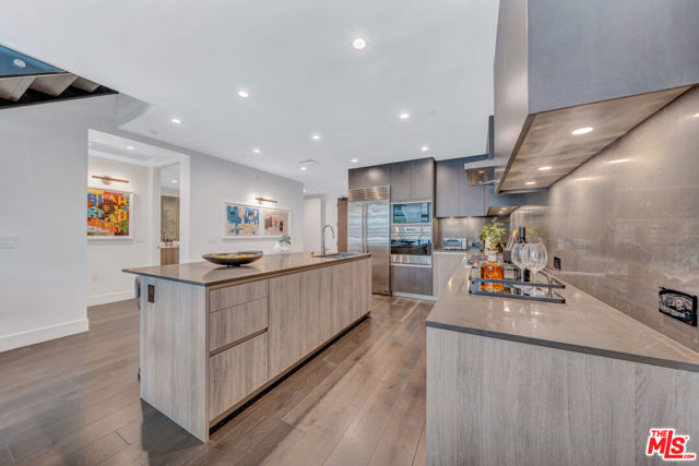 724 N Croft Avenue, Los Angeles CA: https://media.crmls.org/mediaz/c3ad07bd-3e28-4512-afe2-c1c8bb43966f.jpg
