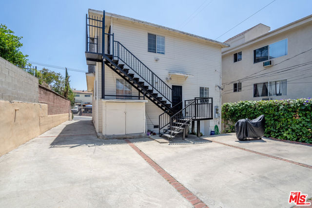 2963 San Marino Street, Los Angeles CA: https://media.crmls.org/mediaz/c3ad1f08-a70d-4fd7-827e-24c573a49976.jpg