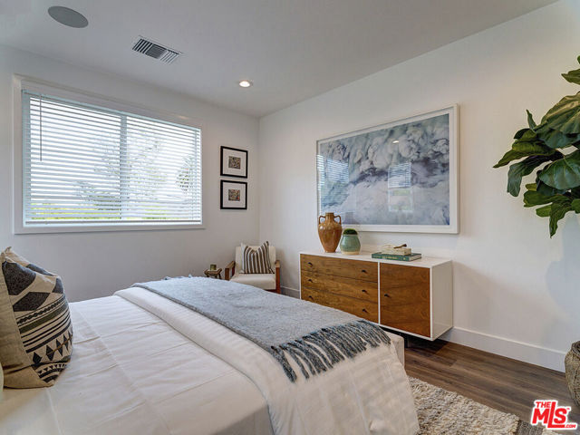 1278 Meadowbrook Avenue, Los Angeles CA: https://media.crmls.org/mediaz/c3adc66e-c1fb-47b9-a85b-4dadf7251fb1.jpg