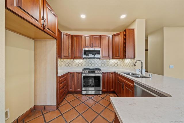 32991 Adelante St, Temecula CA: https://media.crmls.org/mediaz/c3aeb7ee-4ca7-479f-a7a7-05c33e34bff7.jpg