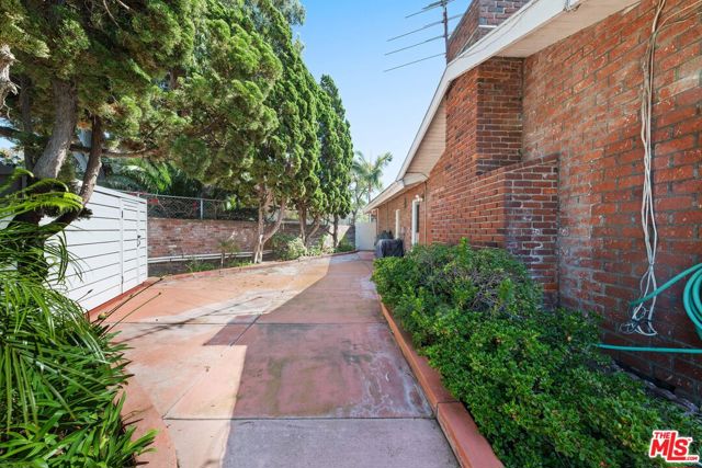 4260 S Cloverdale Avenue, Los Angeles CA: https://media.crmls.org/mediaz/c3b02927-34b1-49ce-8eb1-bd91b6f80955.jpg