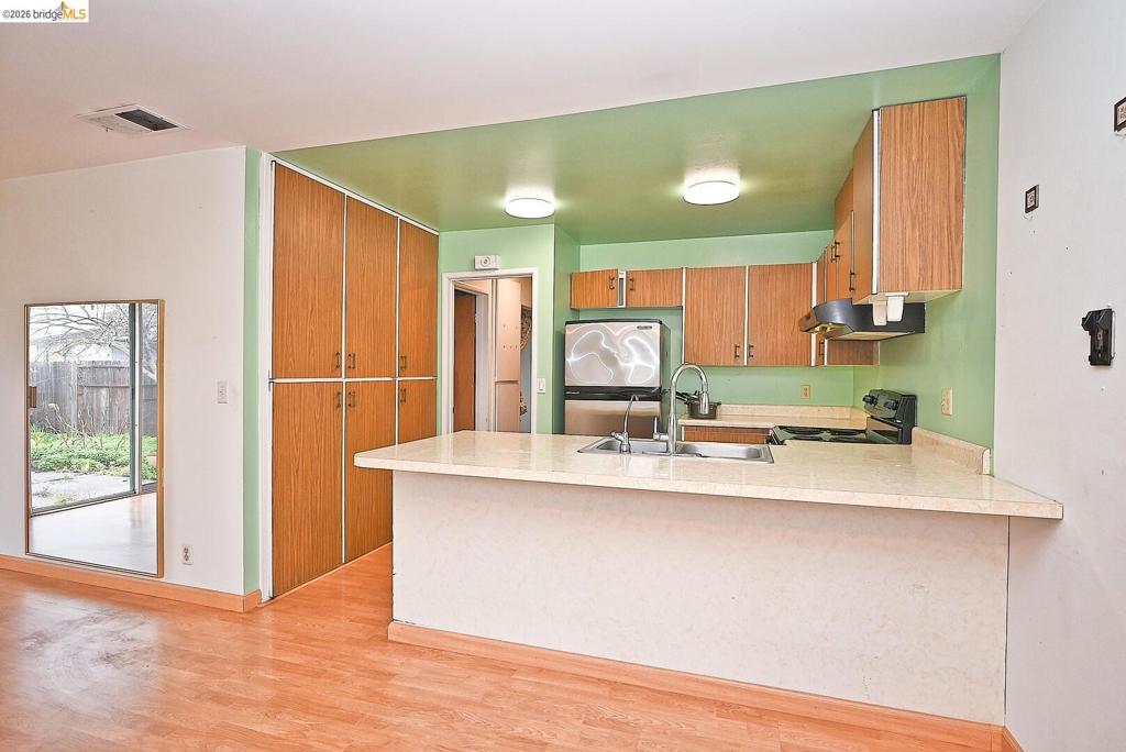 https://media.crmls.org/mediaz/c3b030e8-0447-4b9e-b854-552773d6f452.jpg?preset=X-Large