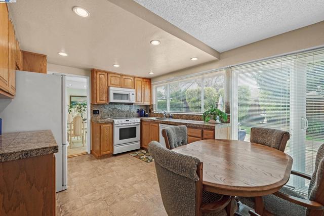576 Emerald St, Livermore CA: https://media.crmls.org/mediaz/c3b0d1bd-f9bf-47c5-9a56-fdbf48840703.jpg